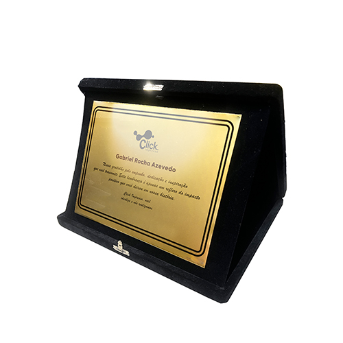 Placa homenagem luxo, impressão UV, pasta em veludo preto, 22x17,5cm fechado, 22x45cm aberto, placa 20x16cm, acabamento interno em cetim.